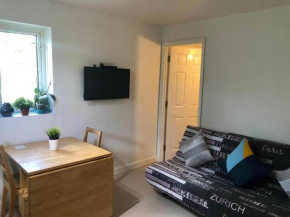 Small Modern Comfortable 2 Bedroom Apartment cmyr, Hayes